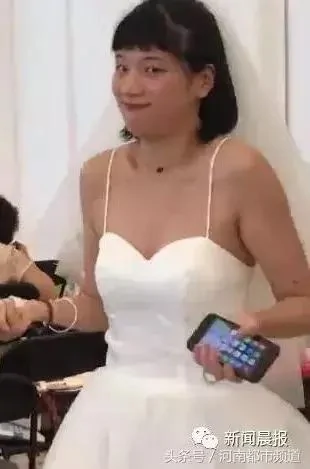 姑娘穿婚纱参加前男友的毕业典礼 结果…