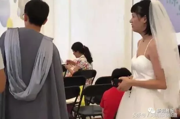 姑娘穿婚纱参加前男友的毕业典礼 结果…