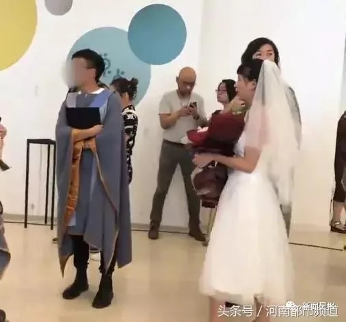 姑娘穿婚纱参加前男友的毕业典礼 结果…