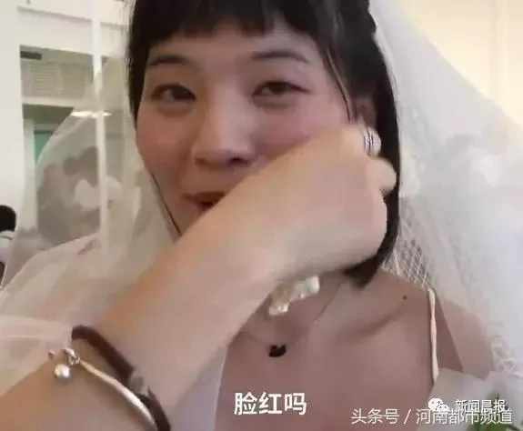 姑娘穿婚纱参加前男友的毕业典礼 结果…