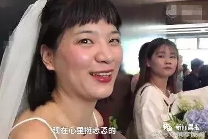 姑娘穿婚纱参加前男友的毕业典礼 结果…