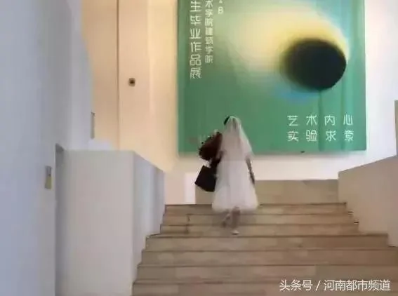 姑娘穿婚纱参加前男友的毕业典礼 结果…
