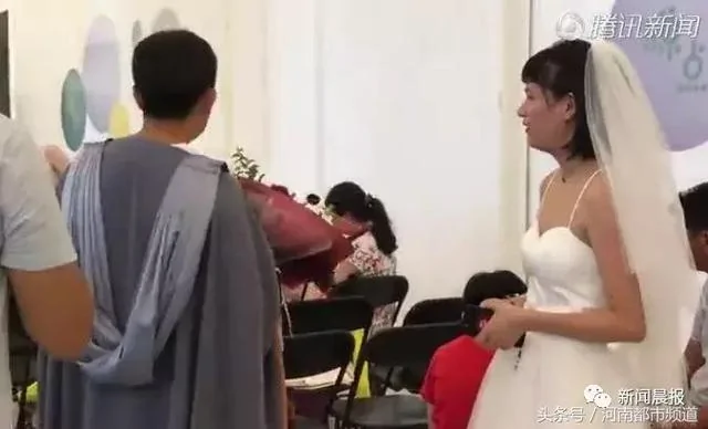 姑娘穿婚纱参加前男友的毕业典礼 结果…