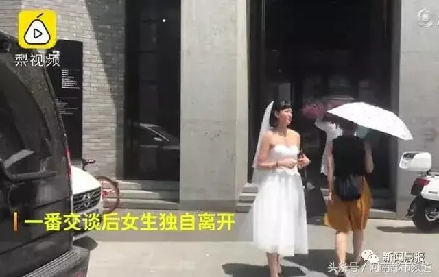 姑娘穿婚纱参加前男友的毕业典礼 结果…