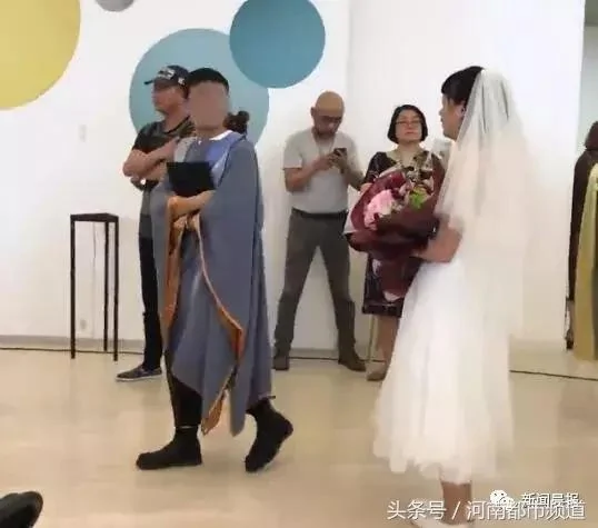 姑娘穿婚纱参加前男友的毕业典礼 结果…