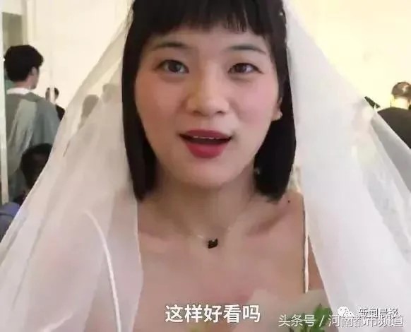 姑娘穿婚纱参加前男友的毕业典礼 结果…