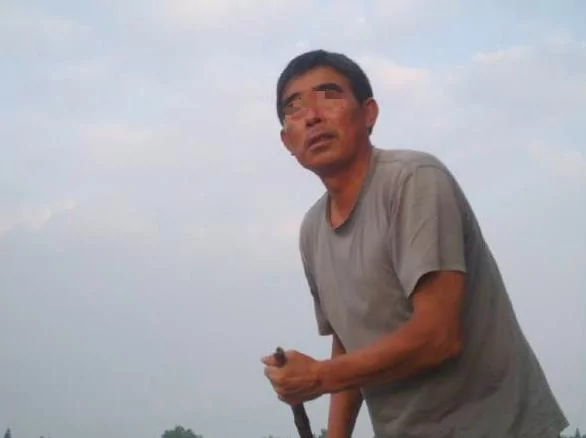 父亲分遗产 房子 钱都给哥哥 却给弟弟一袋垃圾 打开一看…..!