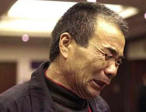 父亲分遗产 房子 钱都给哥哥 却给弟弟一袋垃圾 打开一看…..!