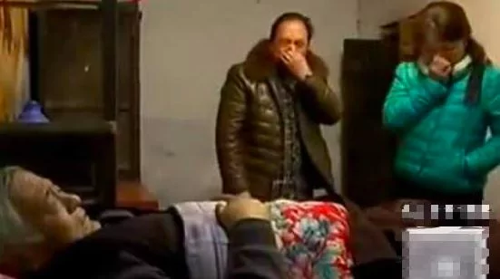 父亲分遗产 房子 钱都给哥哥 却给弟弟一袋垃圾 打开一看…..!
