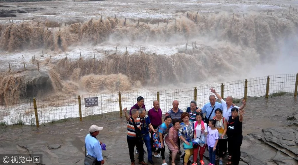 黄河壶口瀑布浊浪滔天 勾勒“奔流到海不复回”的壮景!