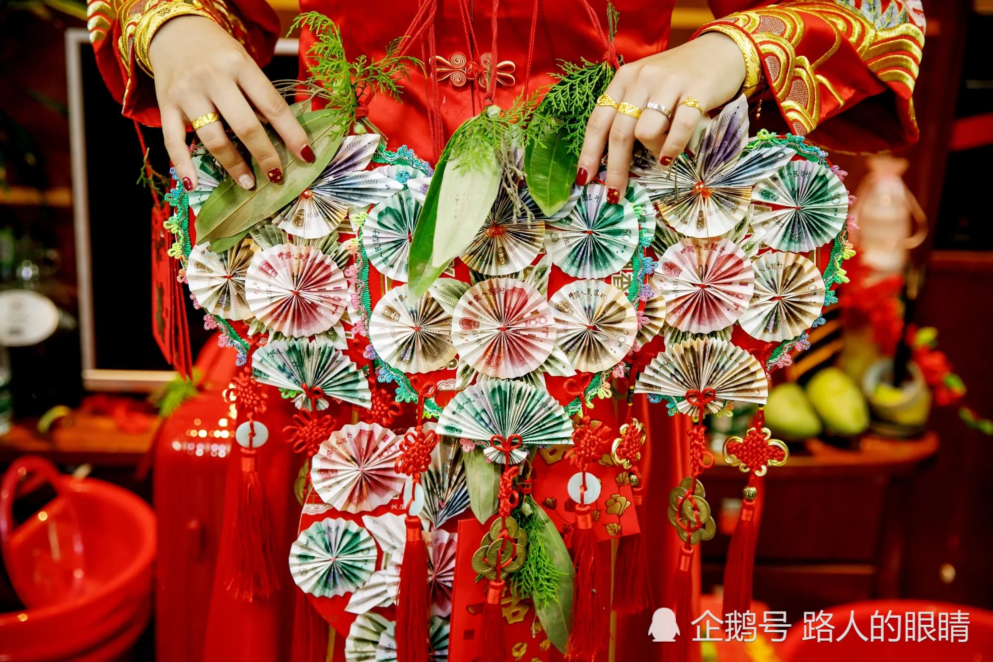 广东习俗把贺礼挂在新娘脖子上 网友:这是一件“艺术品
