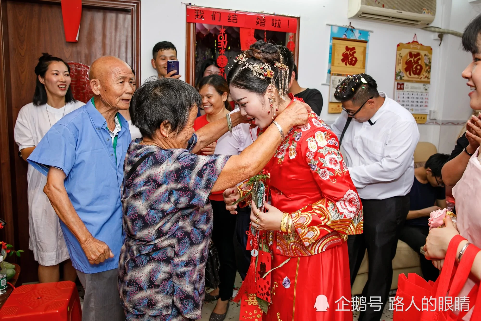 广东习俗把贺礼挂在新娘脖子上 网友:这是一件“艺术品