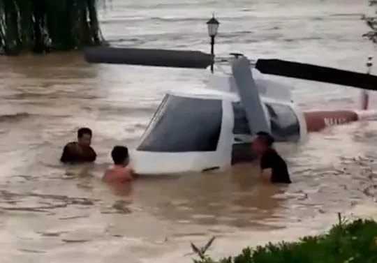 成都暴雨直升机被淹 众人合力打捞!