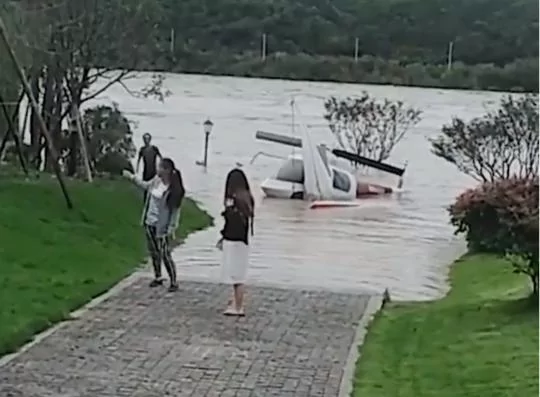 成都暴雨直升机被淹 众人合力打捞!