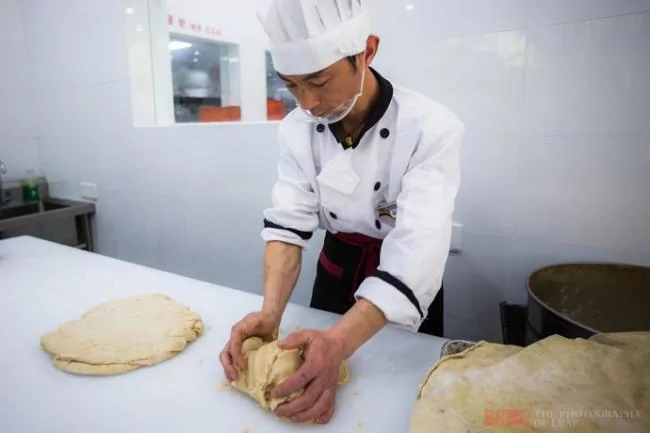 这只饼无锡人吃了百年 日销万只百吃不厌