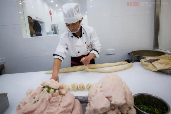 这只饼无锡人吃了百年 日销万只百吃不厌