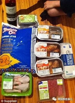 妈妈带儿子在垃圾箱里找吃的 1年竟省1万多美元!