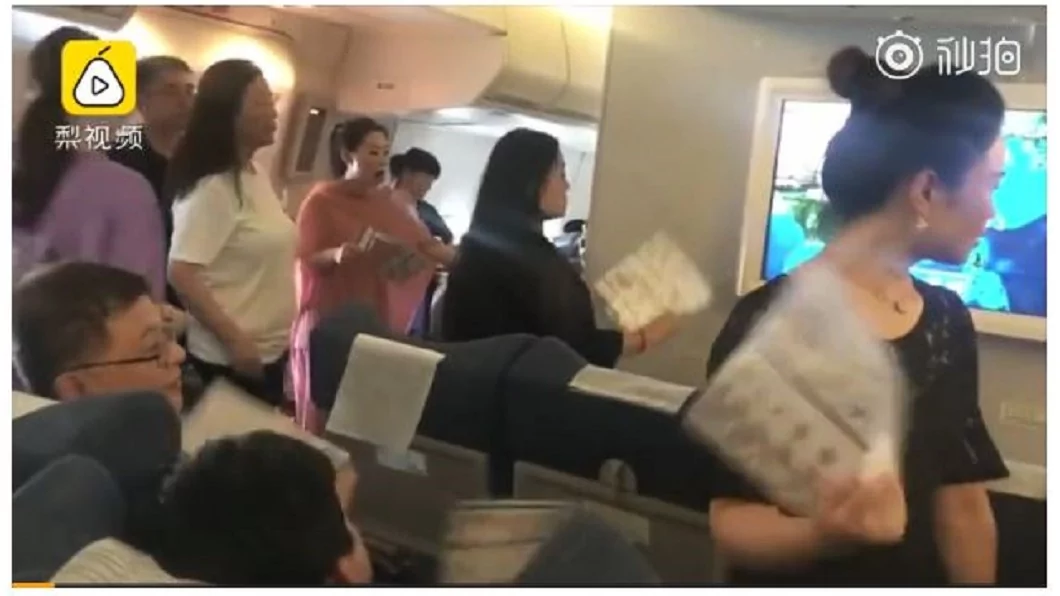 陆国航又出包 空调坏40度高温乘客中暑