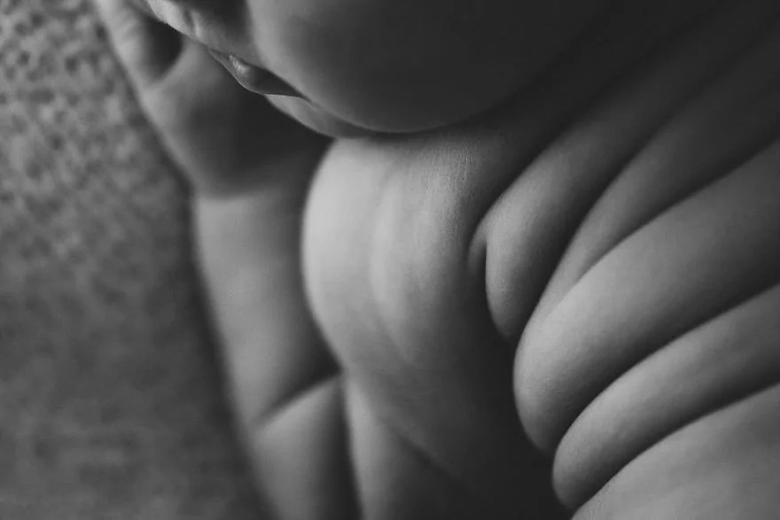 摄影师用不同角度 拍出婴儿的“真正灵魂”!