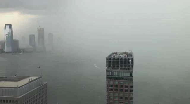 纽约:乌云突"掉下来"似银河坠地 或有巨大灾难?