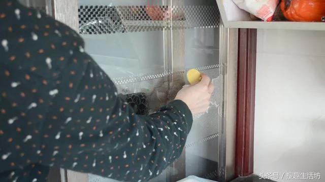 厨房里放几个挂钩 能帮你解决厨房里很多的难题 家家户户都需要