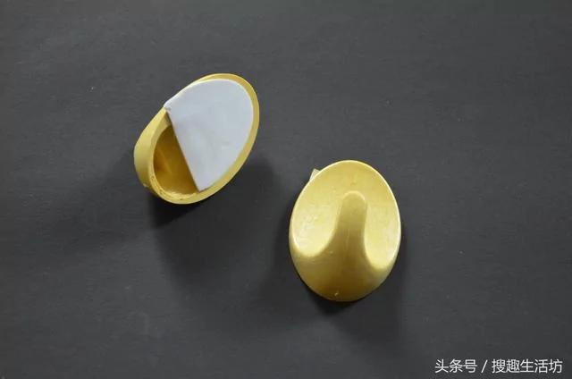 厨房里放几个挂钩 能帮你解决厨房里很多的难题 家家户户都需要