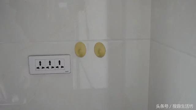 厨房里放几个挂钩 能帮你解决厨房里很多的难题 家家户户都需要