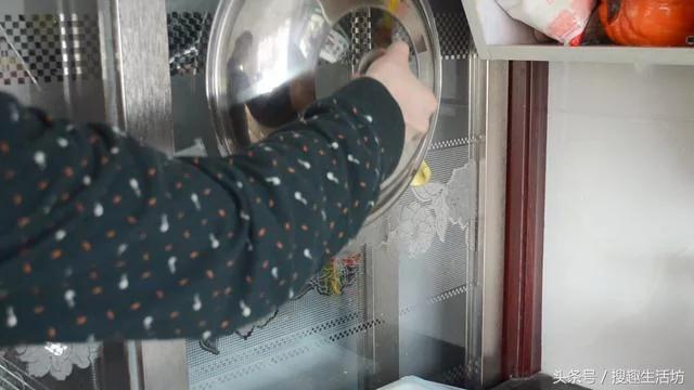 厨房里放几个挂钩 能帮你解决厨房里很多的难题 家家户户都需要