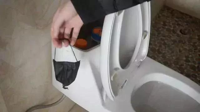 一次性口罩用完别扔 剪一刀放马桶里 马桶洁净无异味