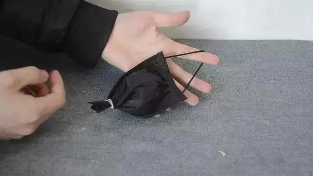一次性口罩用完别扔 剪一刀放马桶里 马桶洁净无异味