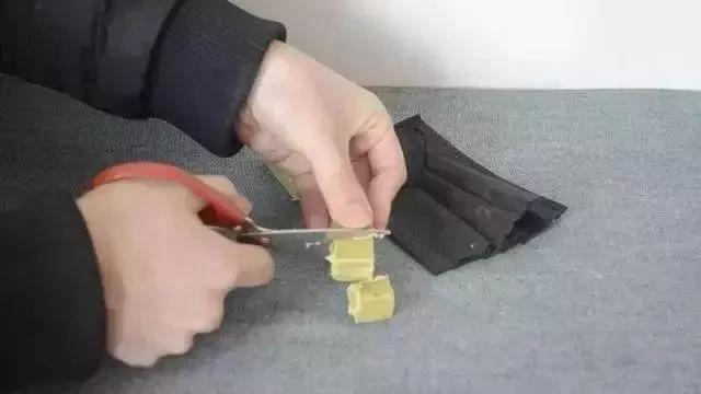 一次性口罩用完别扔 剪一刀放马桶里 马桶洁净无异味