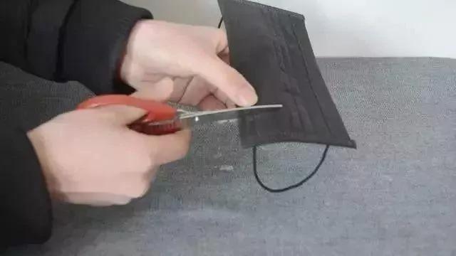 一次性口罩用完别扔 剪一刀放马桶里 马桶洁净无异味