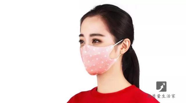 一次性口罩用完别扔 剪一刀放马桶里 马桶洁净无异味