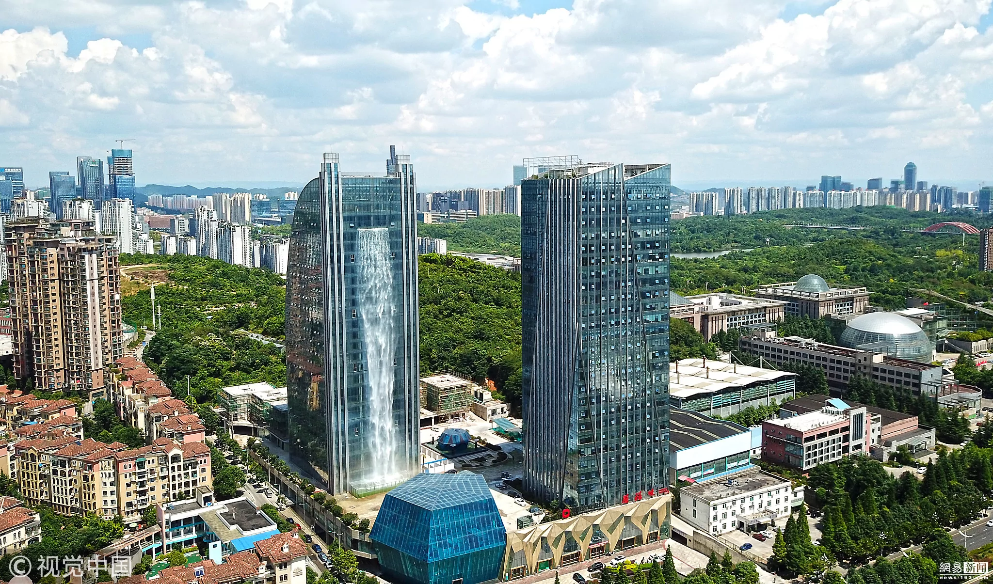百米大楼喷出瀑布 开放1小时电费800元