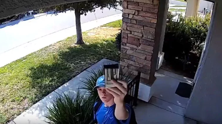陌生男按门铃不敢开门 打开监视器一看太惊喜