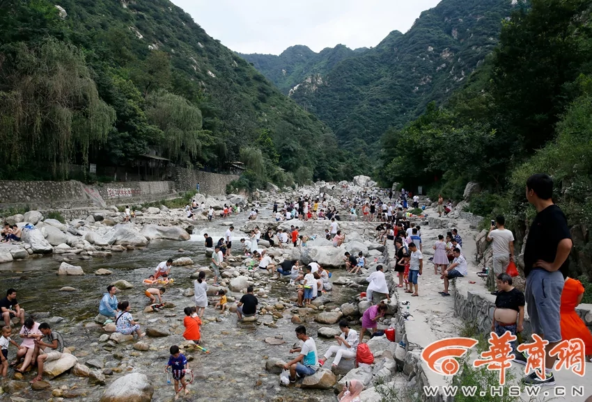 西安市民为了消暑 无视禁令 “填满”河道!
