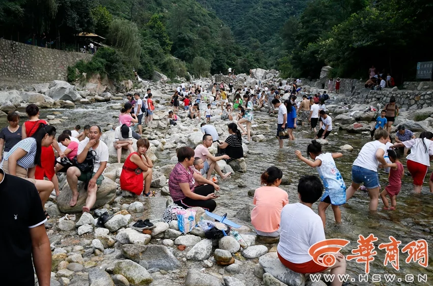 西安市民为了消暑 无视禁令 “填满”河道!