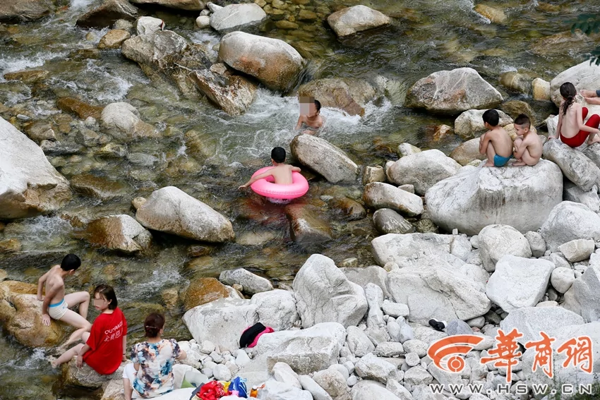 西安市民为了消暑 无视禁令 “填满”河道!