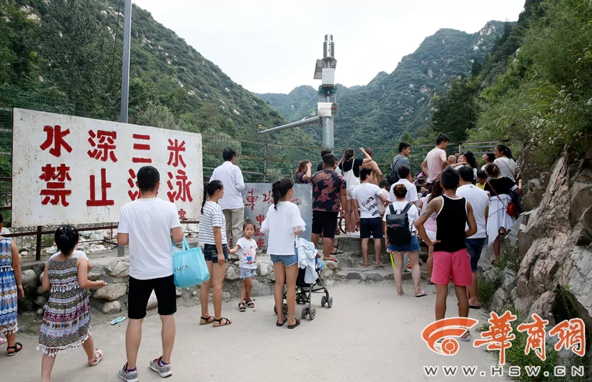 西安市民为了消暑 无视禁令 “填满”河道!