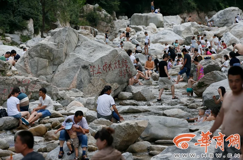 西安市民为了消暑 无视禁令 “填满”河道!