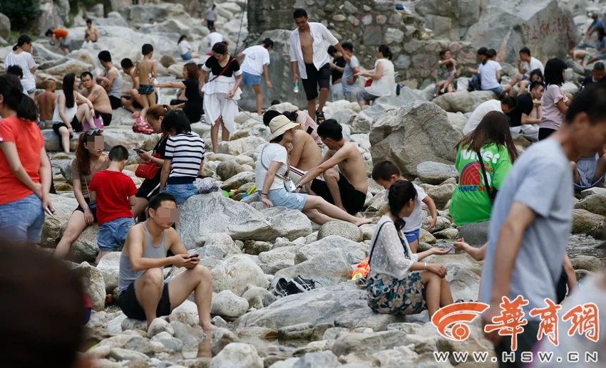 西安市民为了消暑 无视禁令 “填满”河道!