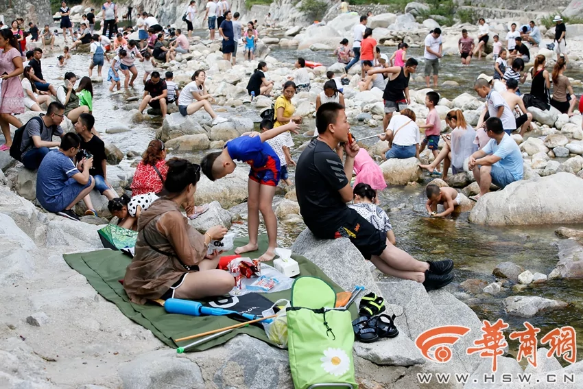 西安市民为了消暑 无视禁令 “填满”河道!
