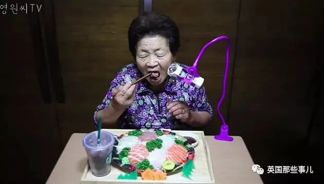 80岁的吃播网红 这老奶奶真的很会玩啊!