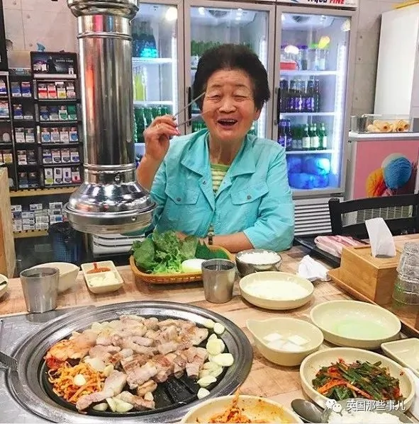 80岁的吃播网红 这老奶奶真的很会玩啊!