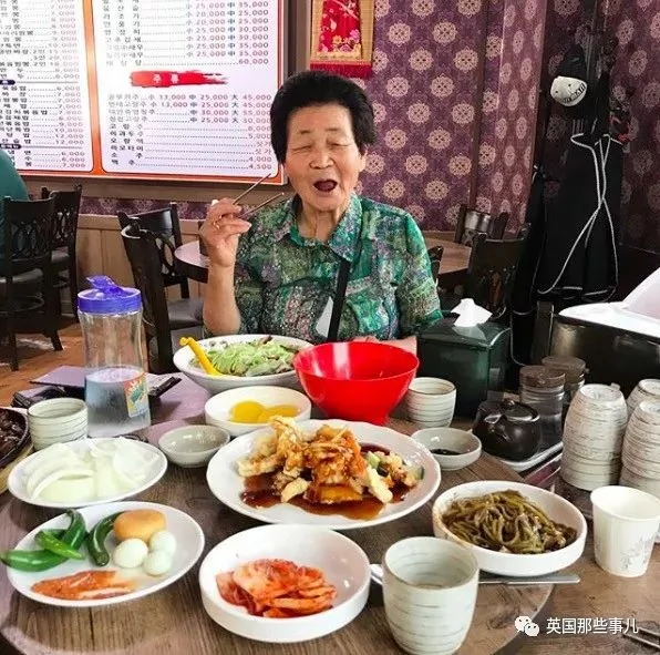 80岁的吃播网红 这老奶奶真的很会玩啊!