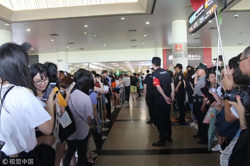 2018年5月18日，福建省厦门市，厦门机场再现追星轰动场面。（图片来自视觉中国）