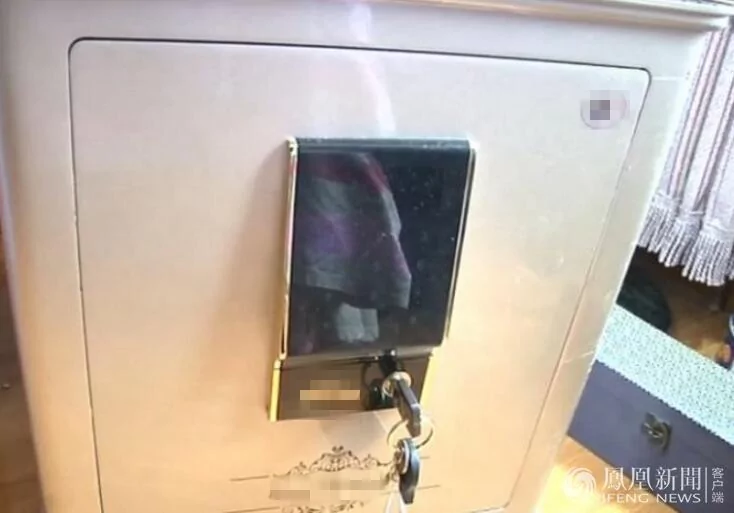 男子花50元买旧保险柜 打开暗格发现金条