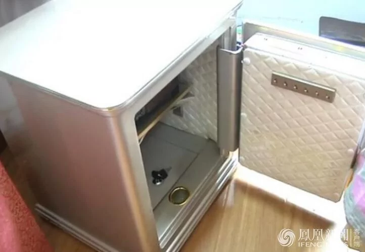 男子花50元买旧保险柜 打开暗格发现金条