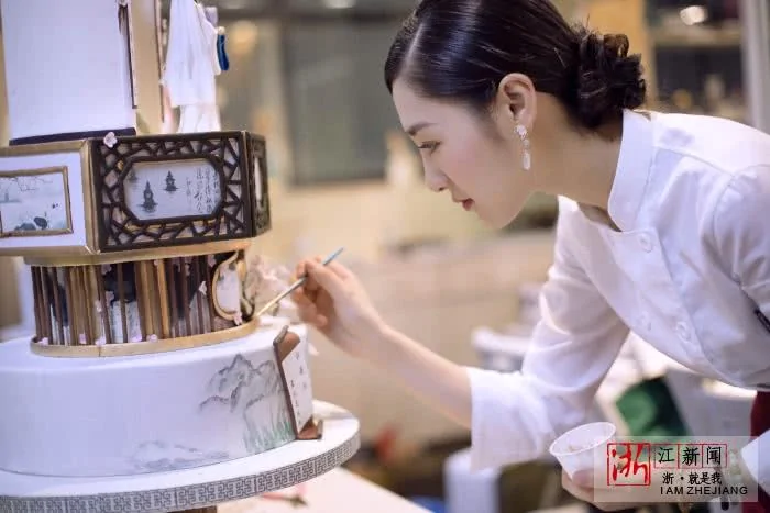 美女将西湖搬上蛋糕 让世界感受杭州之美!