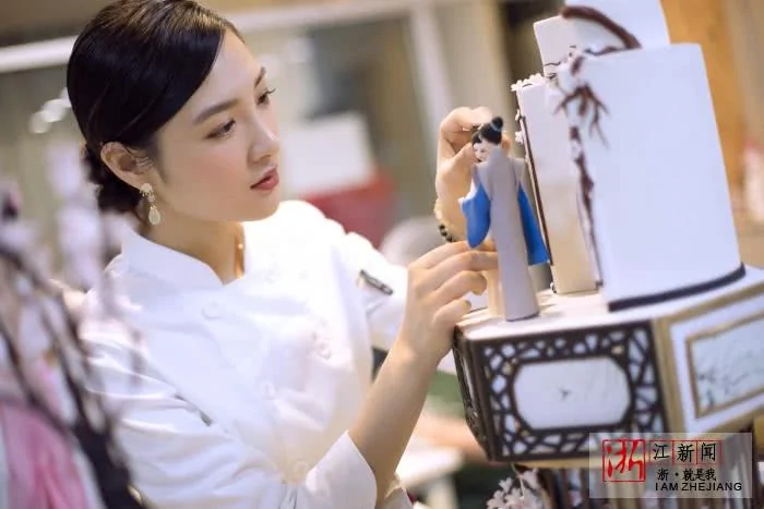 美女将西湖搬上蛋糕 让世界感受杭州之美!